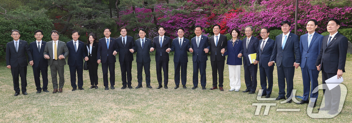 (서울=뉴스1) 김명섭 기자 = 김민석 국무총리, 정청래 더불어민주당 대표, 강훈식 대통령실 비서실장 등이  22일 서울 종로구 국무총리 공관에서 열린 제8차 고위당정협의회에서 기 …