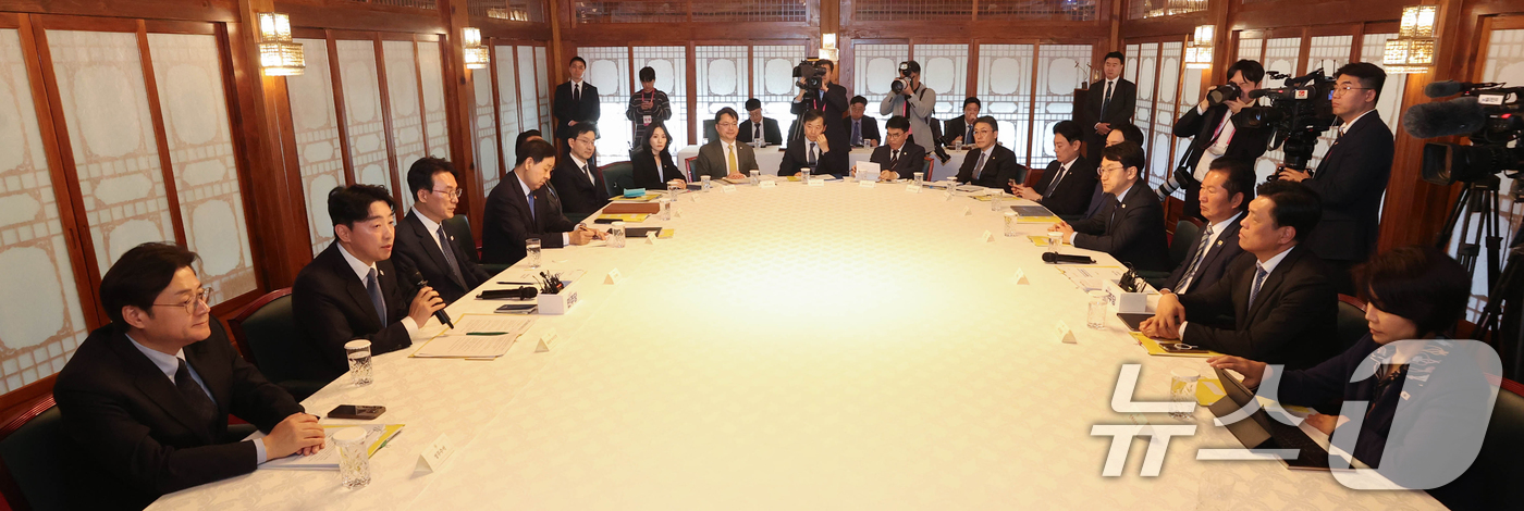 (서울=뉴스1) 김명섭 기자 = 강훈식 대통령실 비서실장이 22일 서울 종로구 국무총리 공관에서 열린 제8차 고위당정협의회에서 모두 발언을 하고 있다. 이날 회의에서 참석자들은 중 …