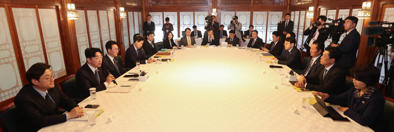 모두 발언하는 강훈식 실장