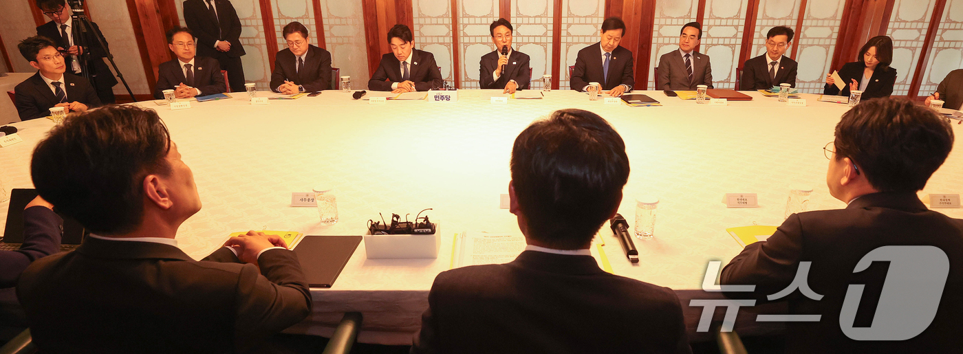 (서울=뉴스1) 김명섭 기자 = 김민석 국무총리가 22일 서울 종로구 국무총리 공관에서 열린 제8차 고위당정협의회에서 모두 발언을 하고 있다. 이날 회의에서 참석자들은 중동전쟁에 …