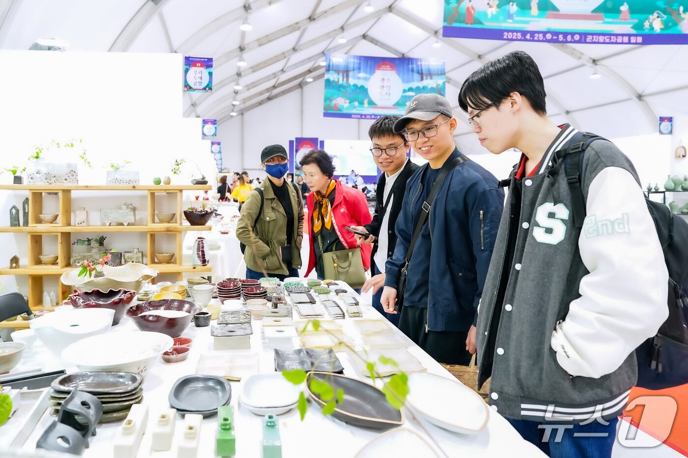 본문 이미지 - 지난해 열린 광주왕실도자페스티벌에서 관람객들이 도자기들을 살펴보고 있는 모습.(광주시 제공)