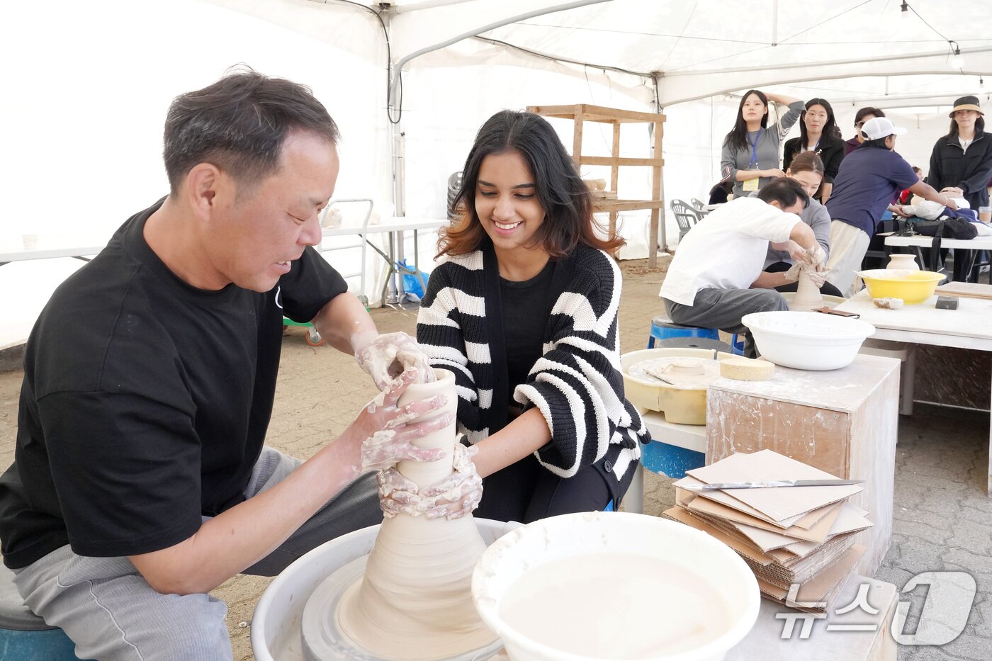본문 이미지 - 지난해 열린 광주왕실도자페스티벌에서 한 관람객이 물레체험을 하고 있는 모습.(광주시 제공)