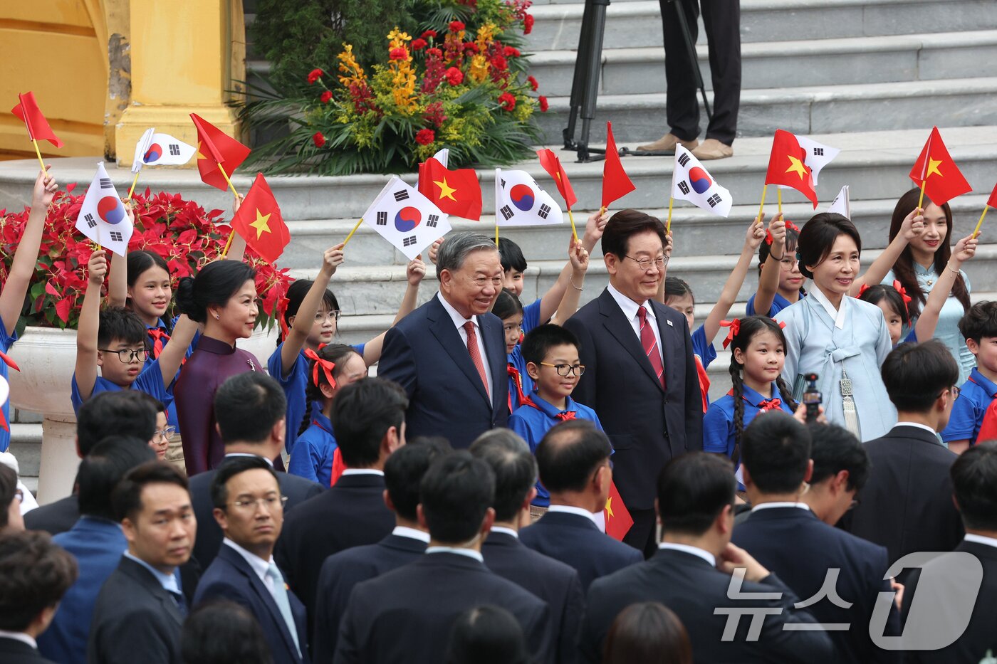 본문 이미지 - 이재명 대통령과 김혜경 여사가 22일(현지시간) 하노이 주석궁 대정원에서 열린 국빈 방문 공식환영식에서 또 럼 베트남 당서기장, 응오 프엉 리 여사와 기념촬영을 하고 있다. 2026.4.22 ⓒ 뉴스1 이재명 기자