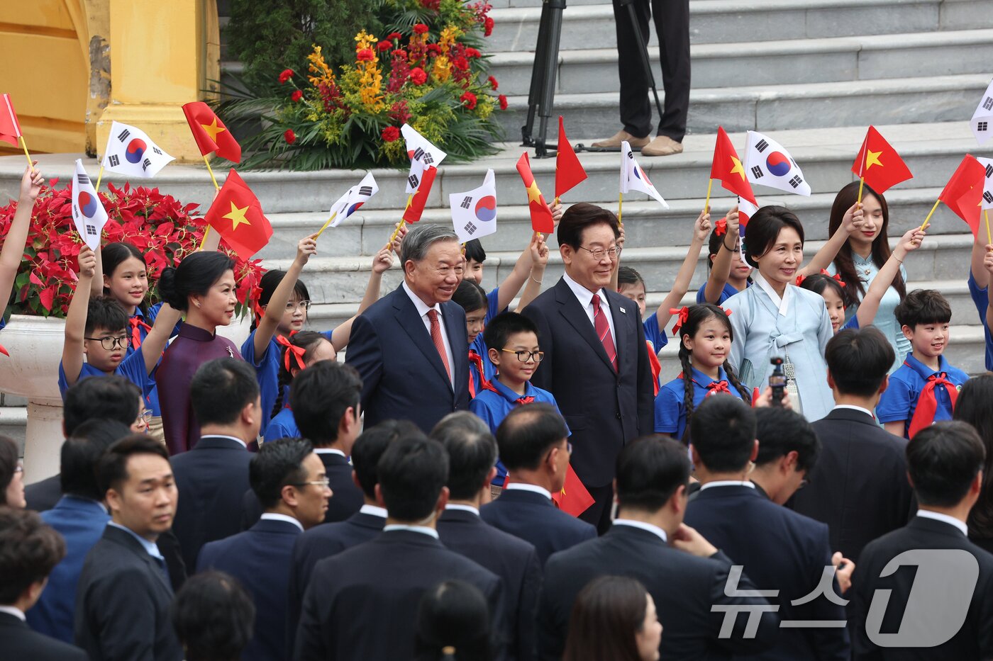 본문 이미지 - 이재명 대통령과 김혜경 여사가 22일(현지시간) 하노이 주석궁 대정원에서 열린 국빈 방문 공식환영식에서 또 럼 베트남 당서기장, 응오 프엉 리 여사와 기념촬영을 하고 있다. 2026.4.22 ⓒ 뉴스1 이재명 기자