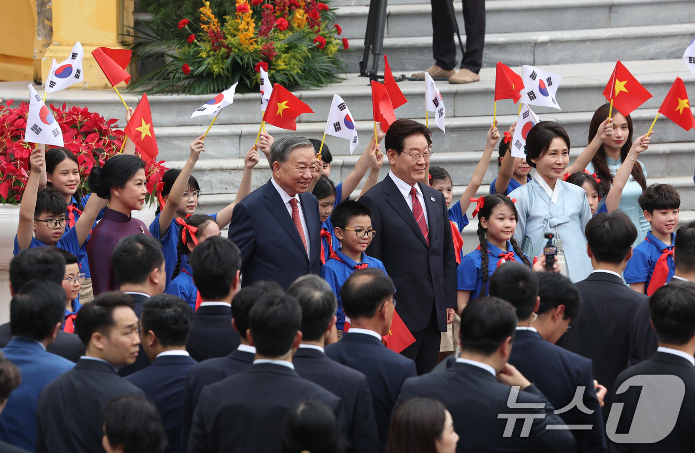 (하노이(베트남)=뉴스1) 이재명 기자 = 이재명 대통령과 김혜경 여사가 22일(현지시간) 하노이 주석궁 대정원에서 열린 국빈 방문 공식환영식에서 또 럼 베트남 당서기장, 응오 프 …