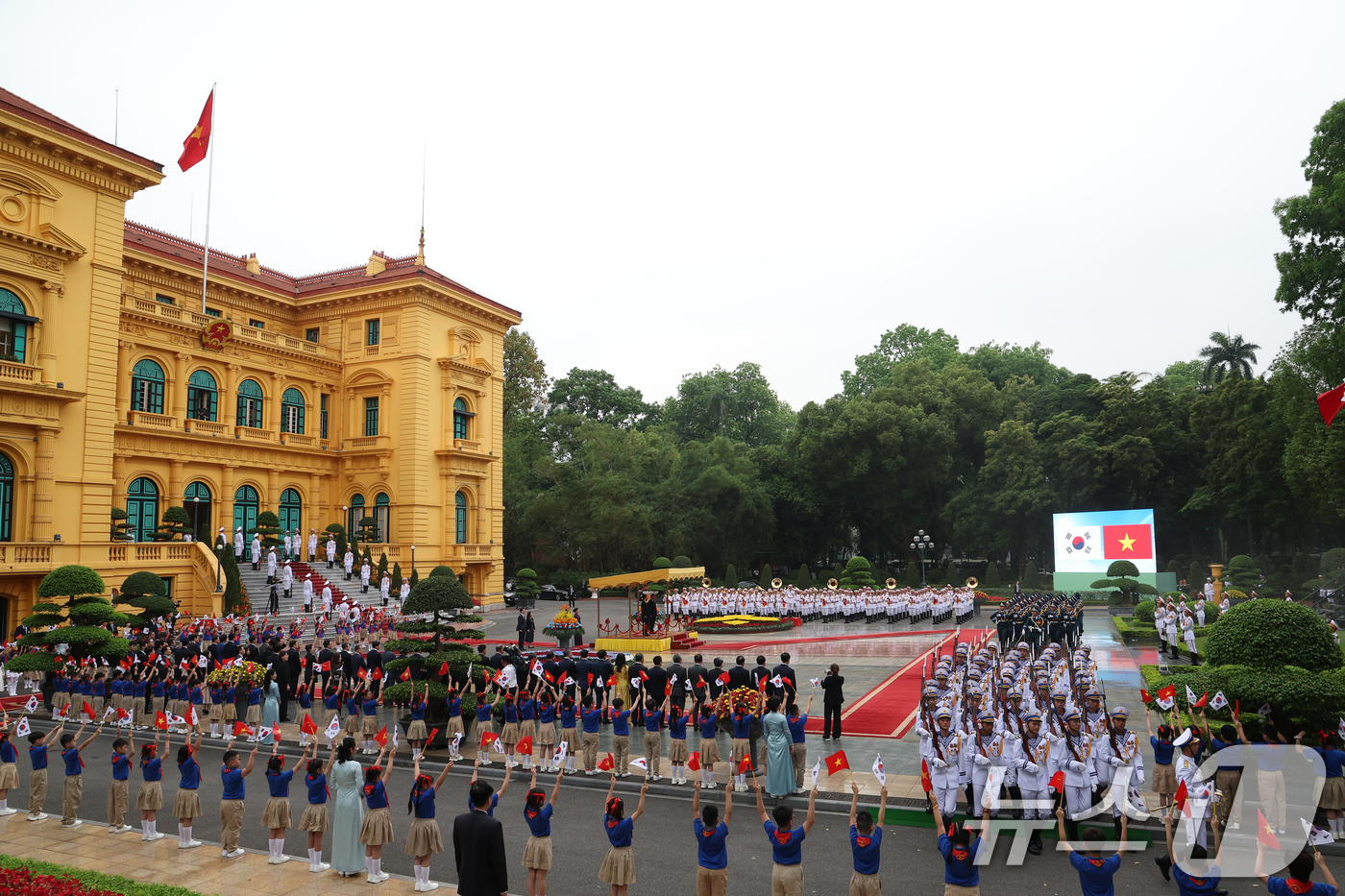 (하노이(베트남)=뉴스1) 이재명 기자 = 이재명 대통령과 또 럼 베트남 당서기장이 22일(현지시간) 하노이 주석궁 대정원에서 국빈 방문 공식환영식을 하고 있다. 2026.4.22 …