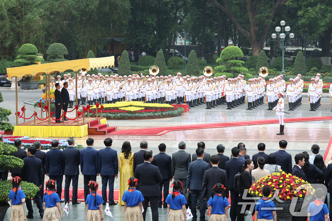 (하노이(베트남)=뉴스1) 이재명 기자 = 이재명 대통령과 또 럼 베트남 당서기장이 22일(현지시간) 하노이 주석궁 대정원에서 열린 국빈 방문 공식환영식에서 의장대를 사열하고 있다 …