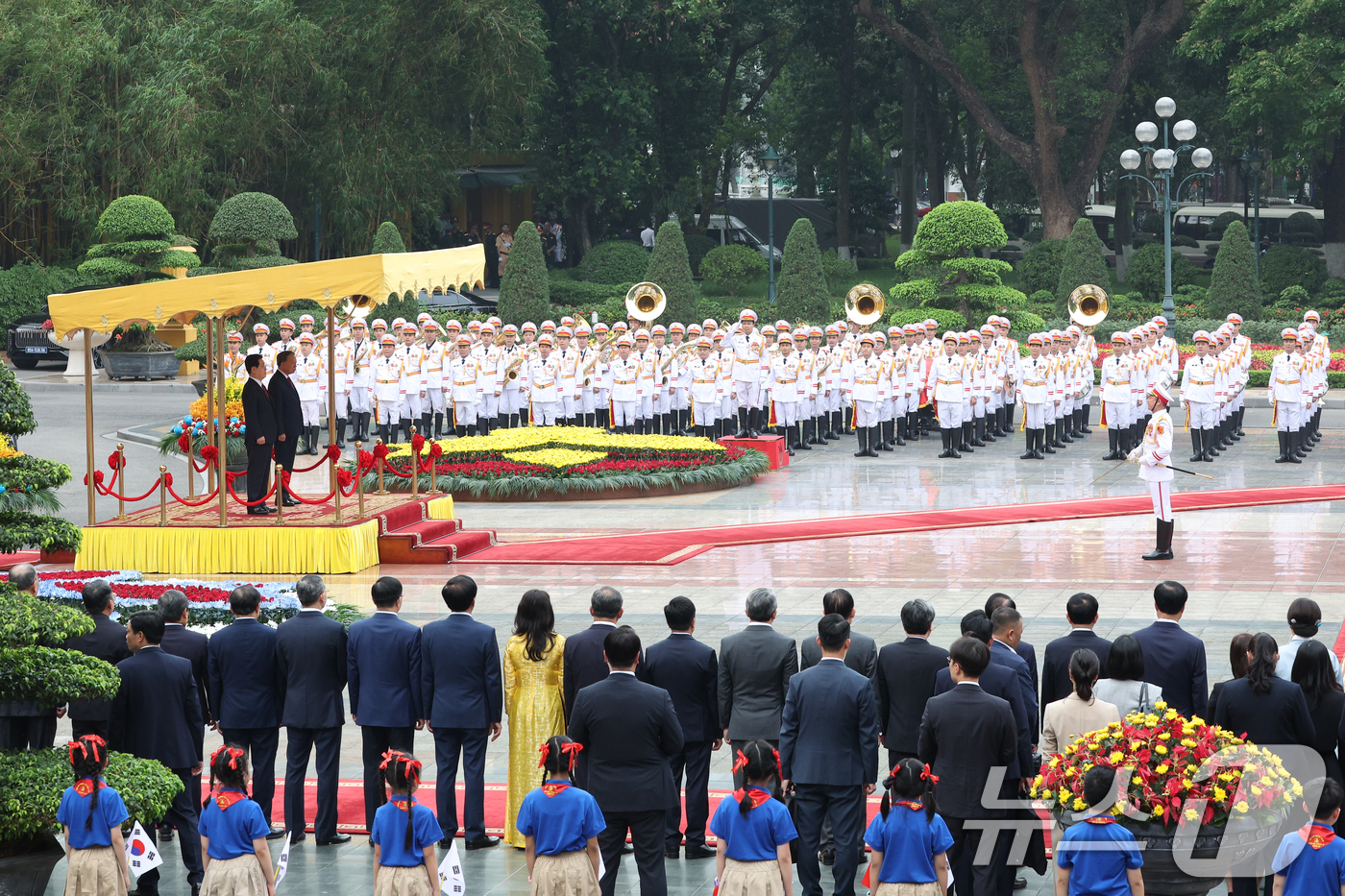 (하노이(베트남)=뉴스1) 이재명 기자 = 이재명 대통령과 또 럼 베트남 당서기장이 22일(현지시간) 하노이 주석궁 대정원에서 국빈 방문 공식환영식을 하고 있다. 2026.4.22 …