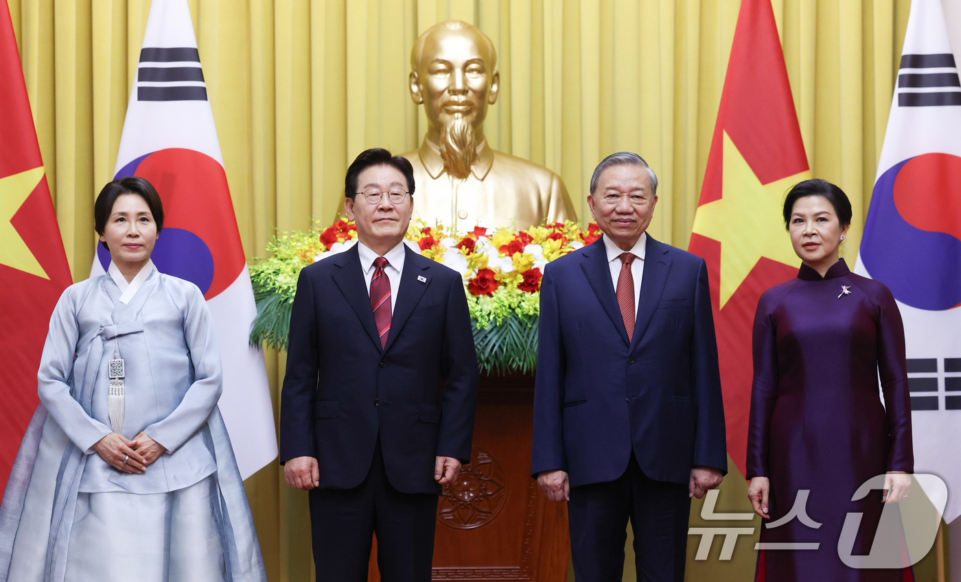 (하노이(베트남)=뉴스1) 이재명 기자 = 이재명 대통령과 김혜경 여사가 22일(현지시간) 하노이 주석궁에서 정상회담에 앞서 또 럼 베트남 당서기장, 응오 프엉 리 여사와 기념촬영 …