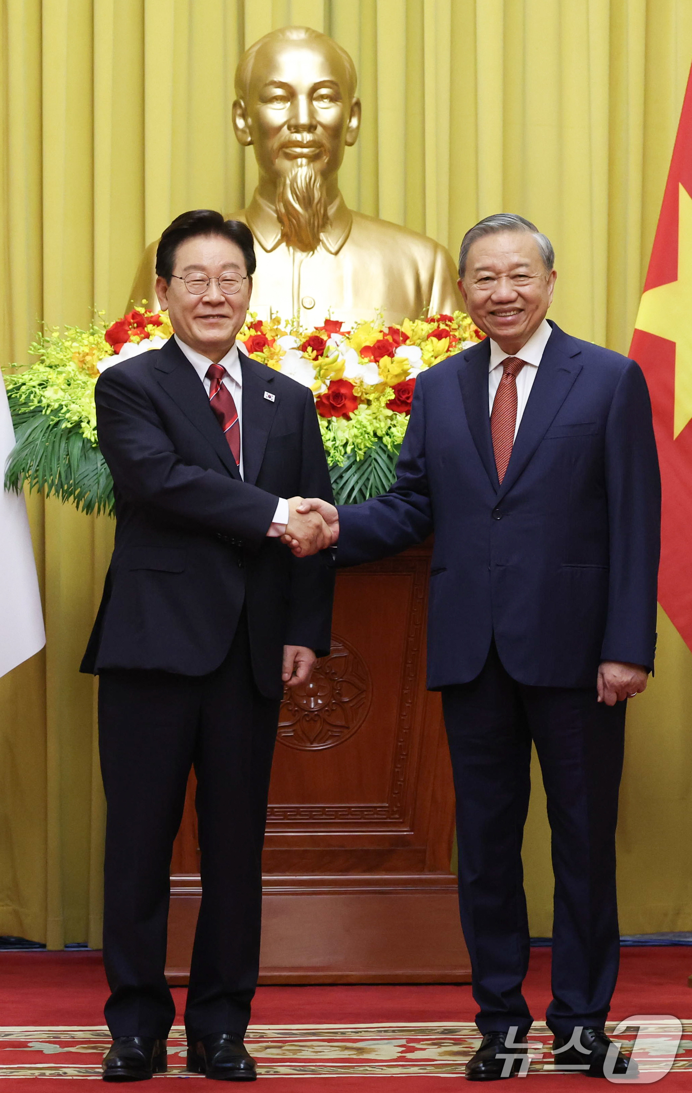 (하노이(베트남)=뉴스1) 이재명 기자 = 이재명 대통령과 또 럼 베트남 당서기장이 22일(현지시간) 하노이 주석궁에서 정상회담에 앞서 기념촬영을 하고 있다. 2026.4.22/뉴 …