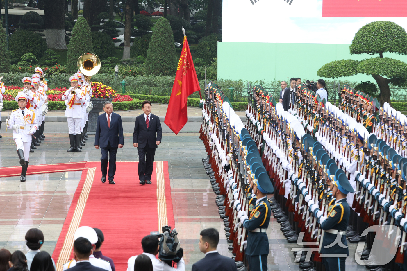 (하노이(베트남)=뉴스1) 이재명 기자 = 이재명 대통령과 또 럼 베트남 당서기장이 22일(현지시간) 하노이 주석궁 대정원에서 열린 국빈 방문 공식환영식에서 의장대를 사열하고 있다 …