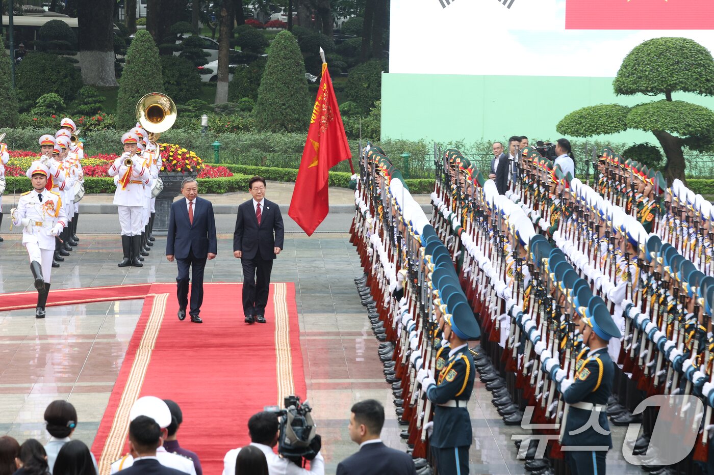 본문 이미지 - 이재명 대통령과 또 럼 베트남 당서기장이 22일(현지시간) 하노이 주석궁 대정원에서 열린 국빈 방문 공식환영식에서 의장대를 사열하고 있다. 2026.4.22 ⓒ 뉴스1 이재명 기자