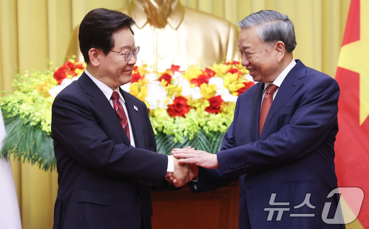 본문 이미지 - 이재명 대통령과 또 럼 베트남 당서기장이 22일(현지시간) 하노이 주석궁에서 정상회담에 앞서 기념촬영을 하고 있다. 2026.4.22 ⓒ 뉴스1 이재명 기자