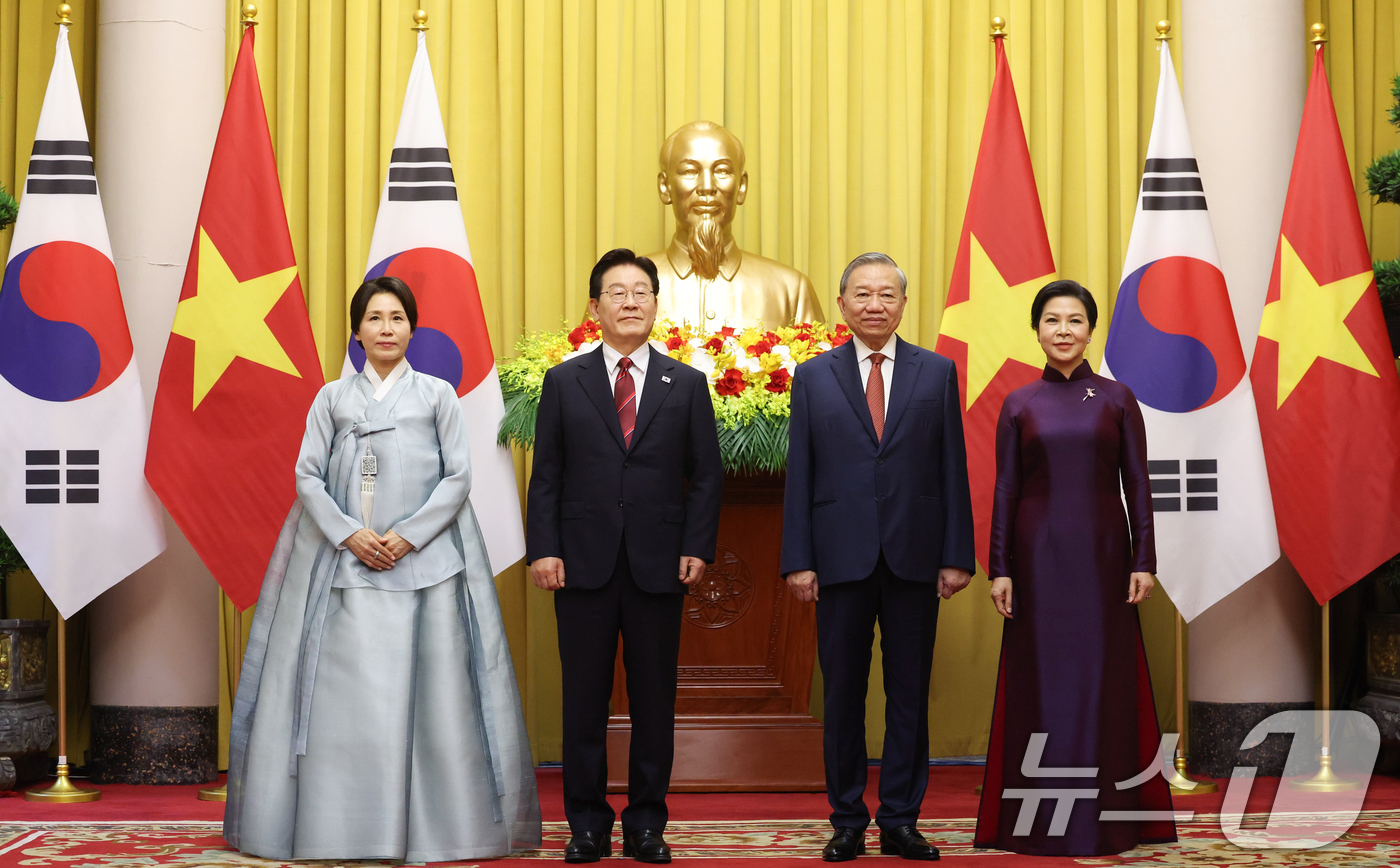 (하노이(베트남)=뉴스1) 이재명 기자 = 이재명 대통령과 김혜경 여사가 22일(현지시간) 하노이 주석궁에서 정상회담에 앞서 또 럼 베트남 당서기장, 응오 프엉 리 여사와 기념촬영 …