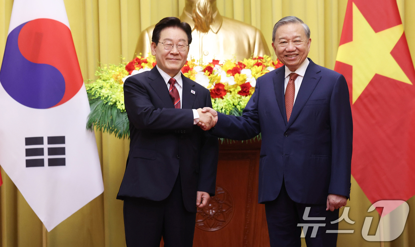 (하노이(베트남)=뉴스1) 이재명 기자 = 이재명 대통령과 또 럼 베트남 당서기장이 22일(현지시간) 하노이 주석궁에서 정상회담에 앞서 기념촬영을 하고 있다. 2026.4.22/뉴 …