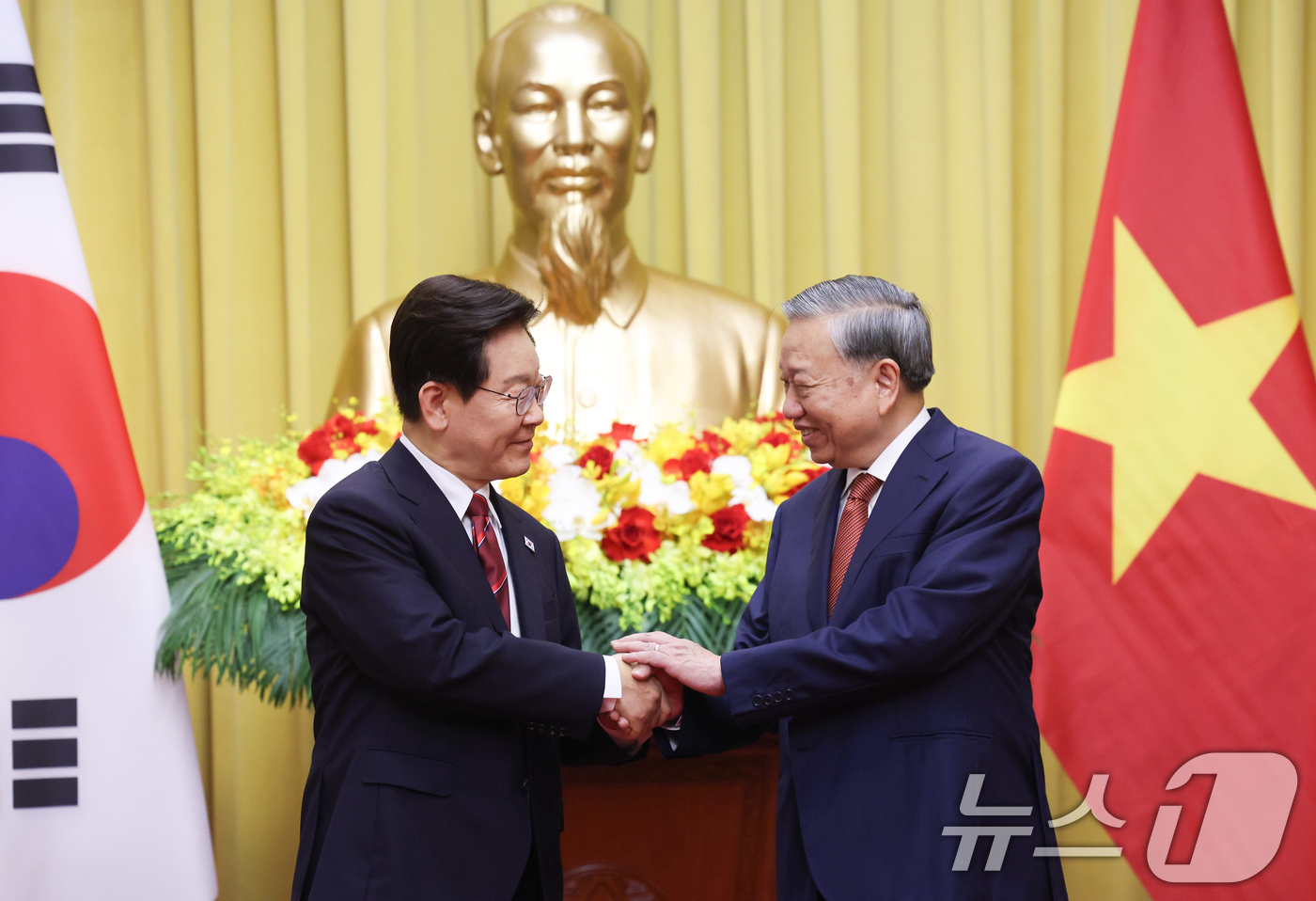 (하노이(베트남)=뉴스1) 이재명 기자 = 이재명 대통령과 또 럼 베트남 당서기장이 22일(현지시간) 하노이 주석궁에서 정상회담에 앞서 기념촬영을 하고 있다. 2026.4.22/뉴 …