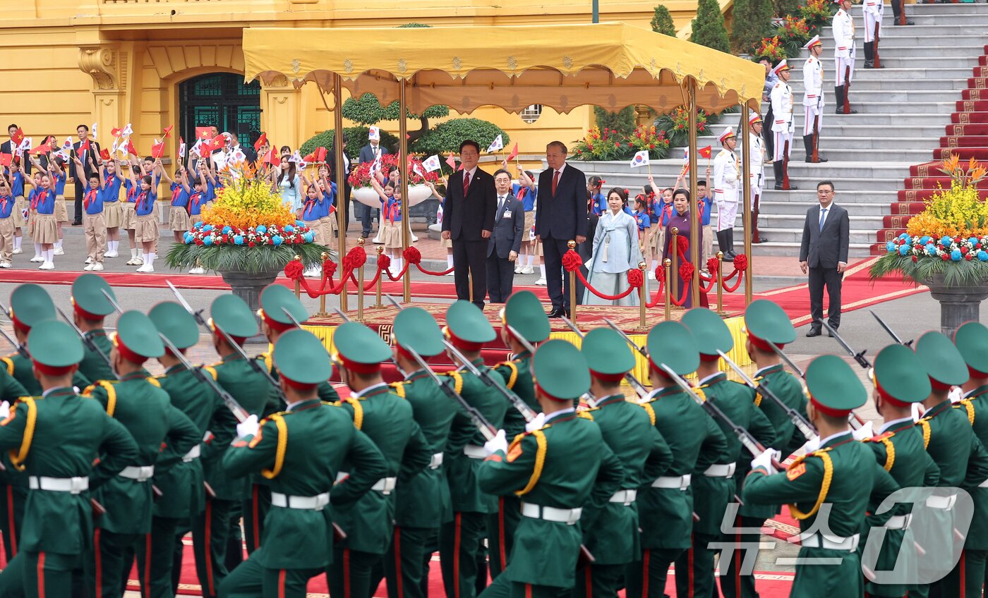 본문 이미지 - 이재명 대통령과 또 럼 베트남 당서기장이 22일(현지시간) 하노이 주석궁 대정원에서 국빈 방문 공식환영식을 하고 있다. 2026.4.22 ⓒ 뉴스1 이재명 기자
