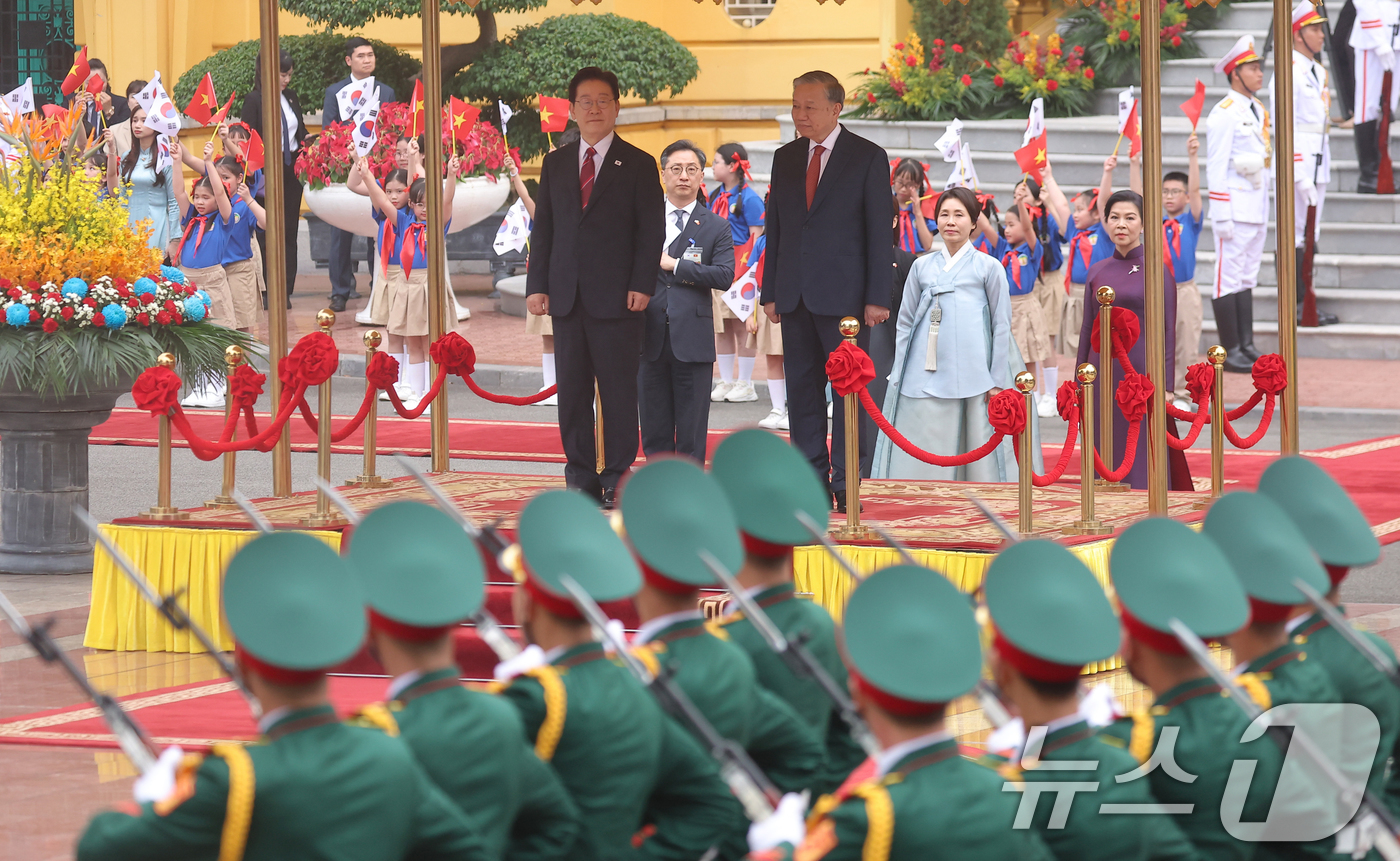 (하노이(베트남)=뉴스1) 이재명 기자 = 이재명 대통령과 또 럼 베트남 당서기장이 22일(현지시간) 하노이 주석궁 대정원에서 국빈 방문 공식환영식을 하고 있다. 2026.4.22 …