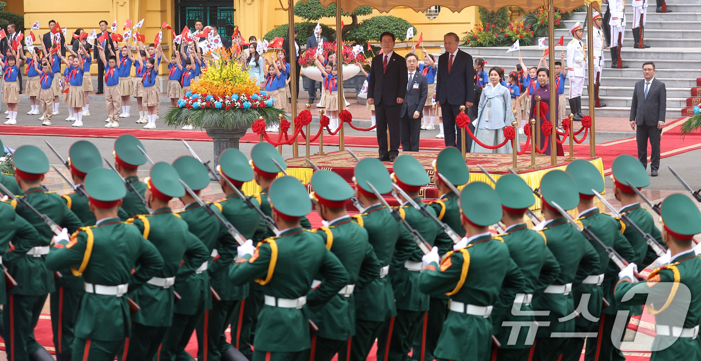 (하노이(베트남)=뉴스1) 이재명 기자 = 이재명 대통령과 또 럼 베트남 당서기장이 22일(현지시간) 하노이 주석궁 대정원에서 국빈 방문 공식환영식을 하고 있다. 2026.4.22 …