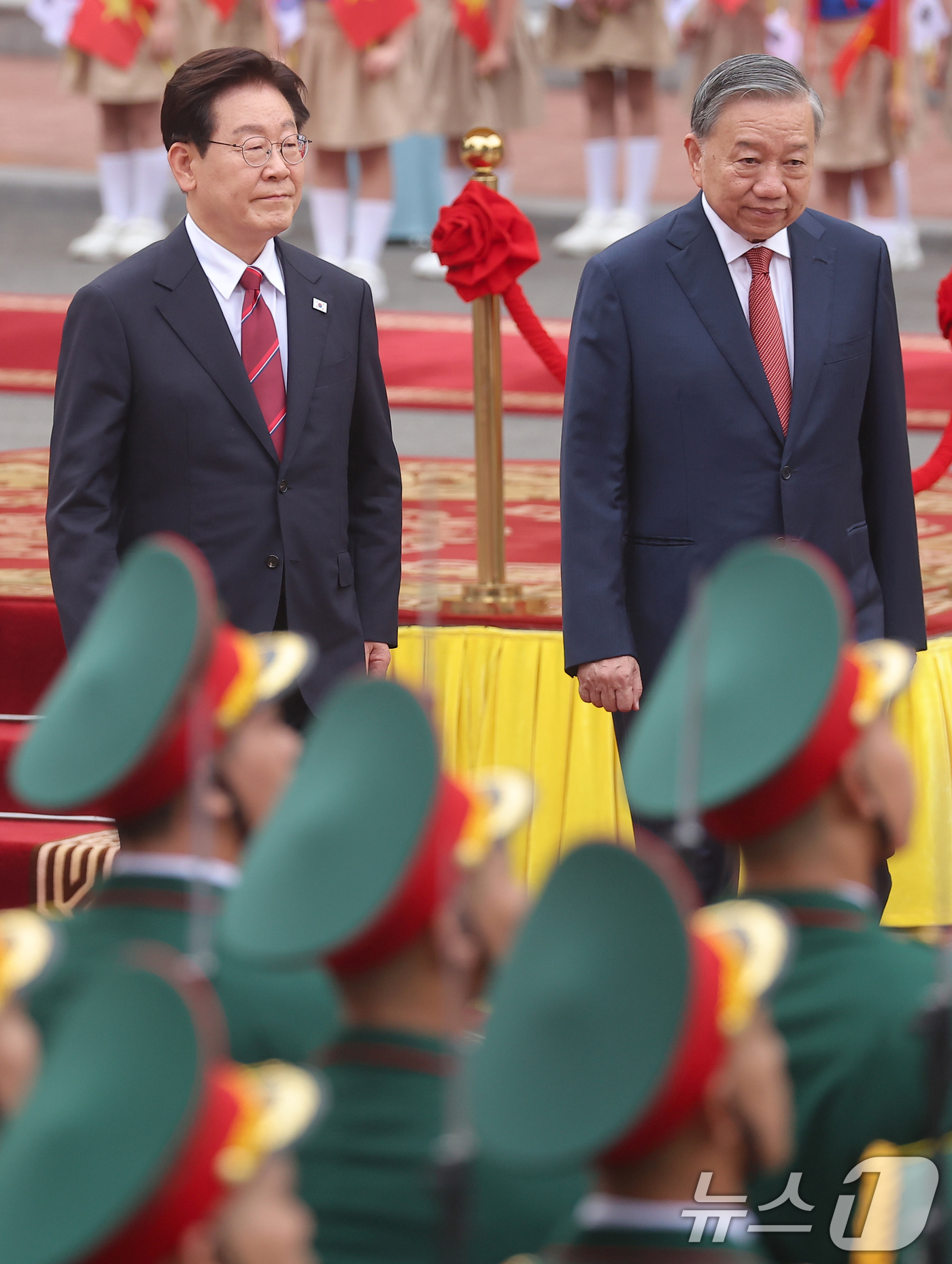 (하노이(베트남)=뉴스1) 이재명 기자 = 이재명 대통령과 또 럼 베트남 당서기장이 22일(현지시간) 하노이 주석궁 대정원에서 열린 국빈 방문 공식환영식에서 의장대를 사열하고 있다 …