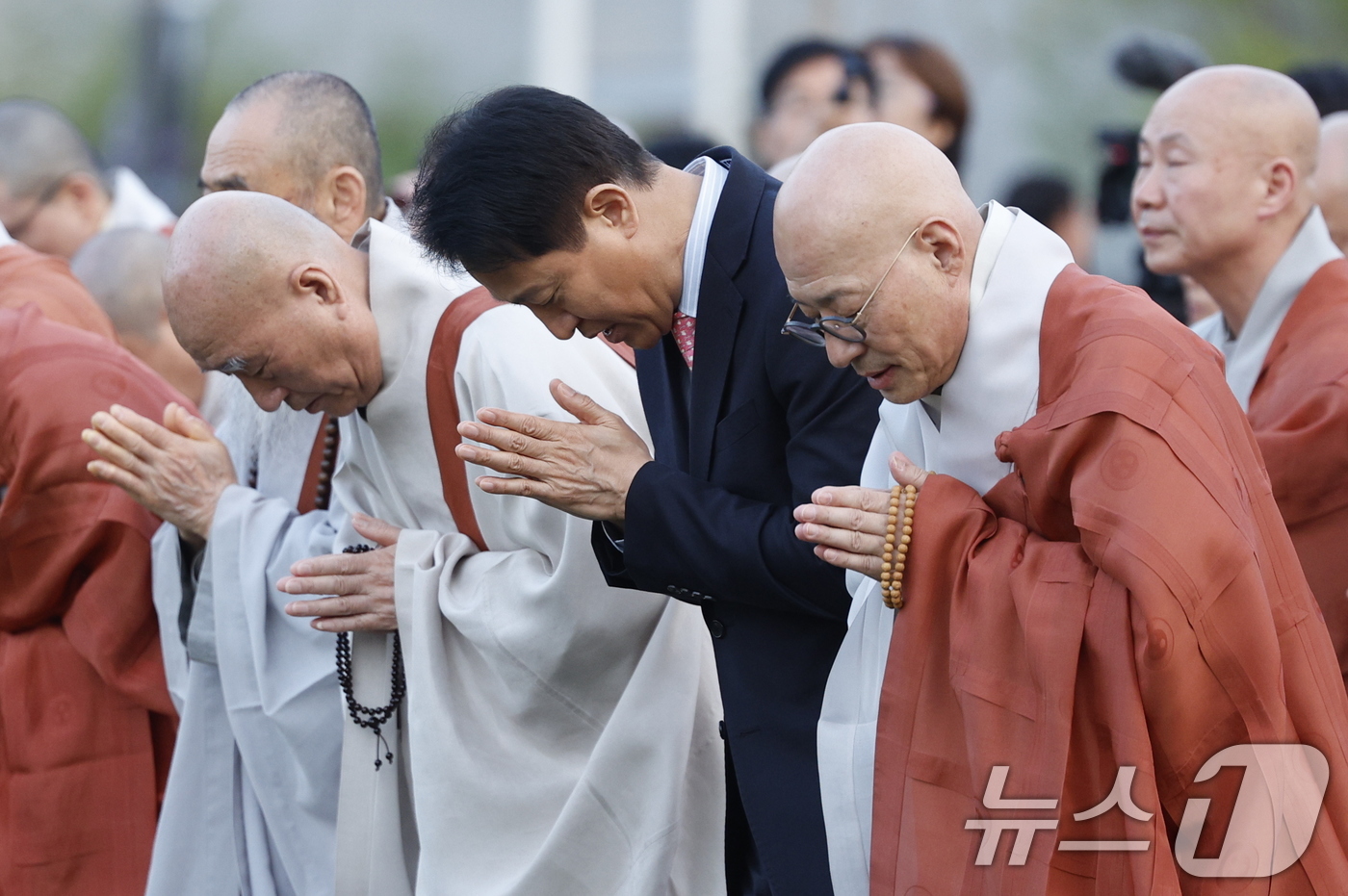 (서울=뉴스1) 안은나 기자 = 오세훈 서울시장이 22일 오후 서울 종로구 광화문광장에서 열린 '평화와 화합의 보현사 탑등' 봉축점등식에 참석해 합장을 하고 있다.2026.4.22 …