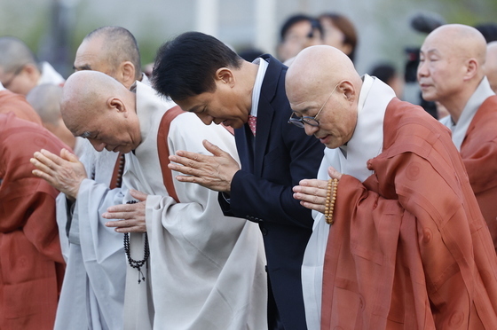 오세훈 서울시장, '평화와 화합의 보현사 탑등' 봉축점등식 참석