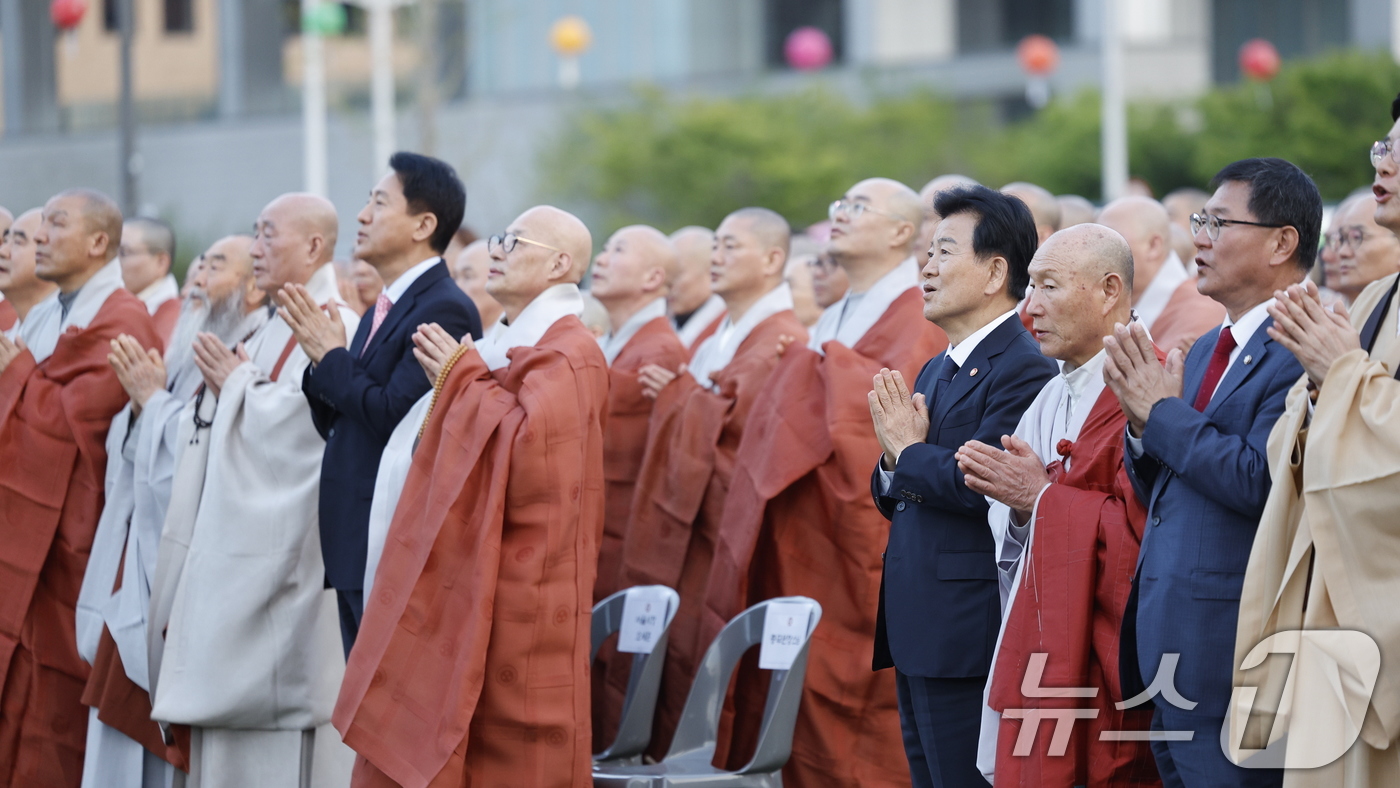 (서울=뉴스1) 안은나 기자 = 조계종 총무원장 진우스님, 오세훈 서울시장, 정동영 통일부 장관을 비롯한 참석자들이 22일 오후 서울 종로구 광화문광장에서 열린 '평화와 화합의 보 …