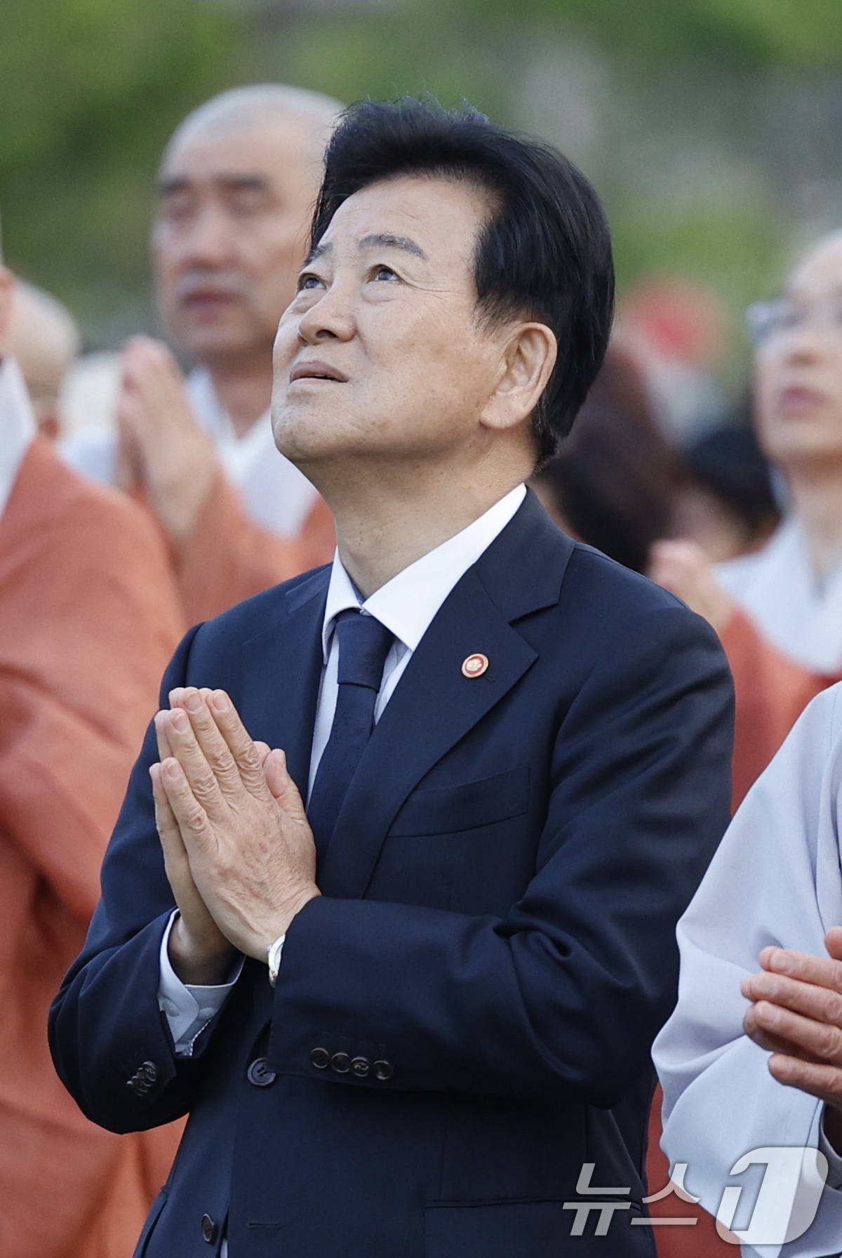 (서울=뉴스1) 안은나 기자 = 정동영 통일부 장관이 22일 오후 서울 종로구 광화문광장에서 열린 '평화와 화합의 보현사 탑등' 봉축점등식에 참석해 합장을 하고 있다. 2026.4 …