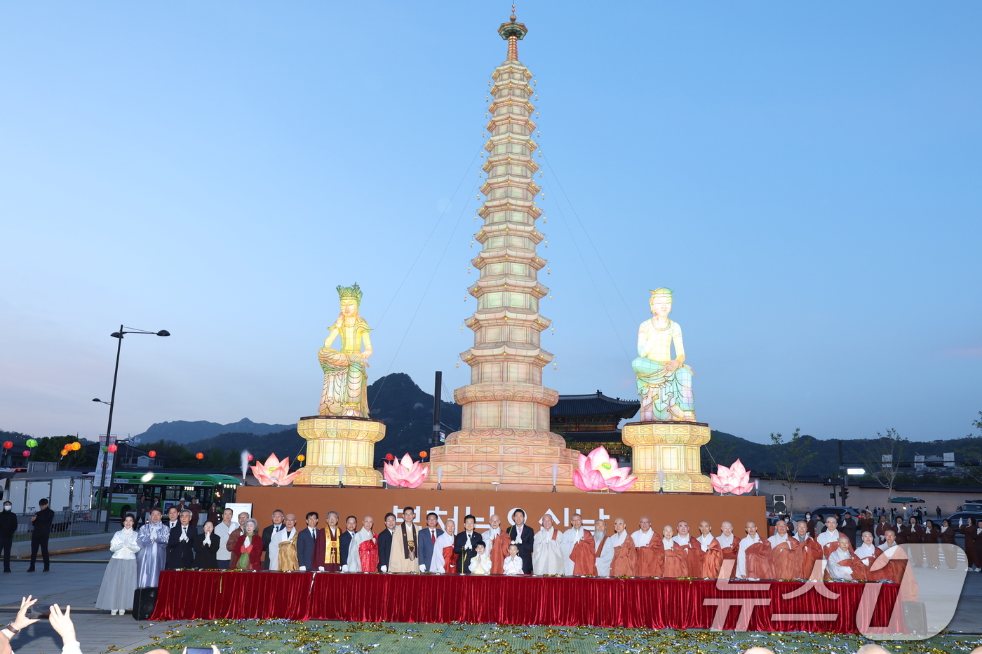 (서울=뉴스1) 안은나 기자 = 조계종 총무원장 진우스님, 오세훈 서울시장, 정동영 통일부 장관을 비롯한 참석자들이 22일 오후 서울 종로구 광화문광장에서 열린 '평화와 화합의 보 …