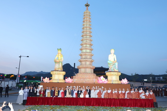 '평화와 화합의 보현사 탑등' 봉축점등식