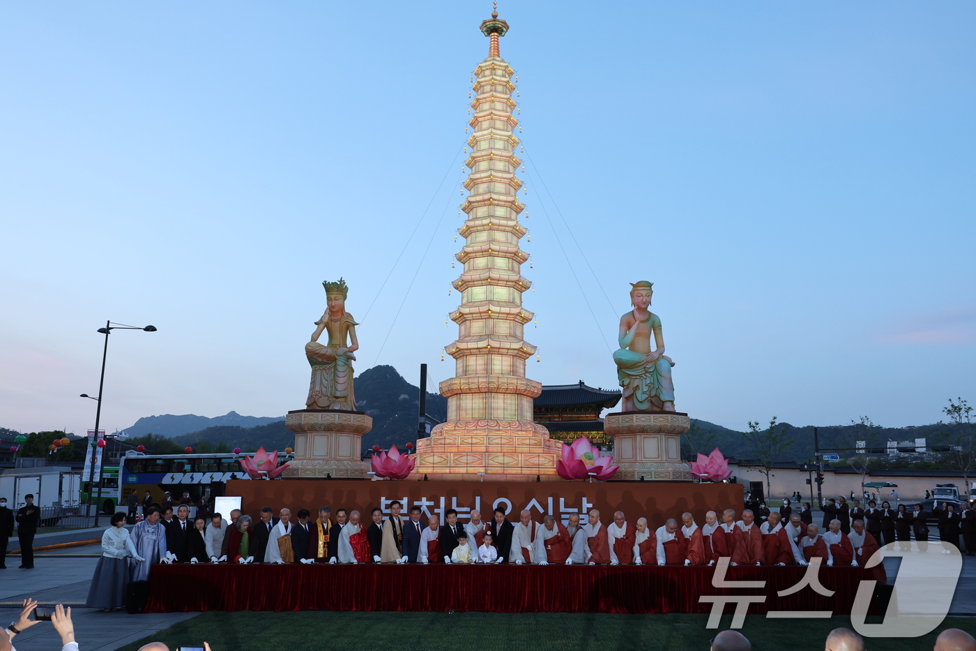 (서울=뉴스1) 안은나 기자 = 조계종 총무원장 진우스님, 오세훈 서울시장, 정동영 통일부 장관을 비롯한 참석자들이 22일 오후 서울 종로구 광화문광장에서 열린 '평화와 화합의 보 …