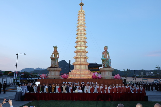 평화와 화합의 보현사 탑등 점등식