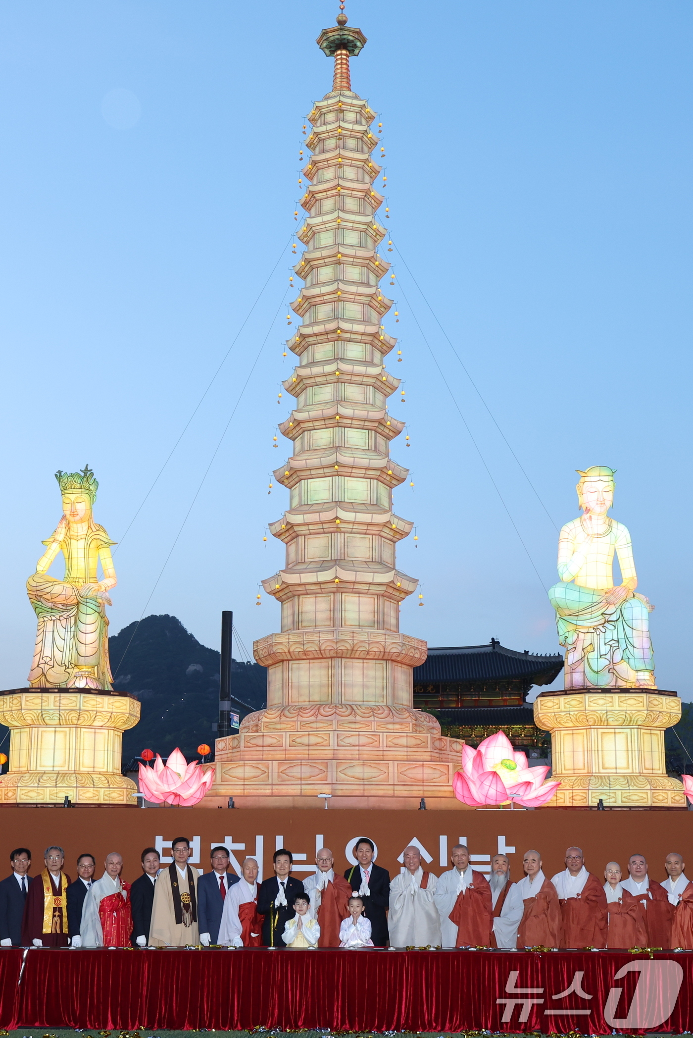 (서울=뉴스1) 안은나 기자 = 조계종 총무원장 진우스님, 오세훈 서울시장, 정동영 통일부 장관을 비롯한 참석자들이 22일 오후 서울 종로구 광화문광장에서 열린 '평화와 화합의 보 …