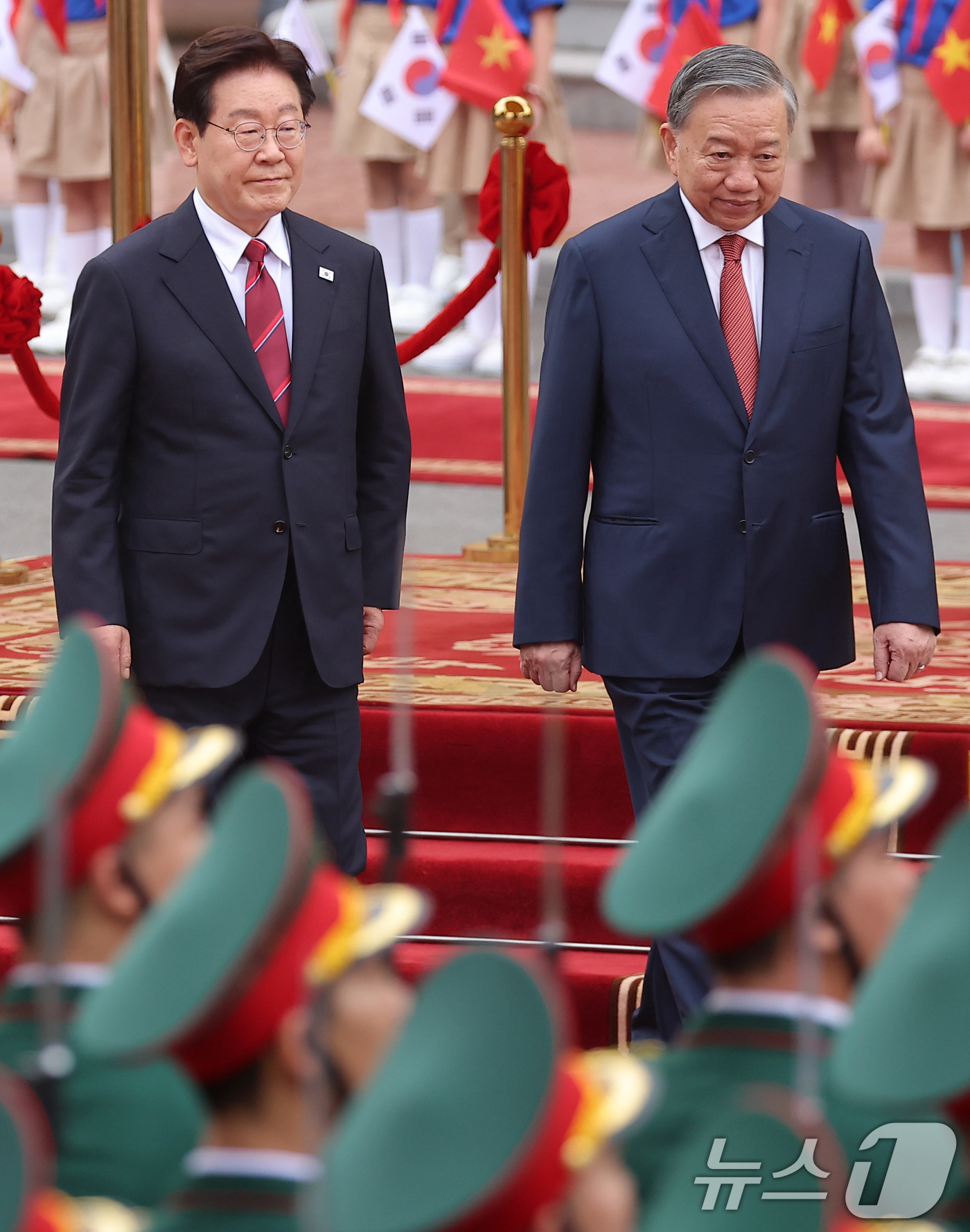 (하노이(베트남)=뉴스1) 이재명 기자 = 이재명 대통령과 또 럼 베트남 당서기장이 22일(현지시간) 하노이 주석궁 대정원에서 열린 국빈 방문 공식환영식에서 의장대를 사열하고 있다 …