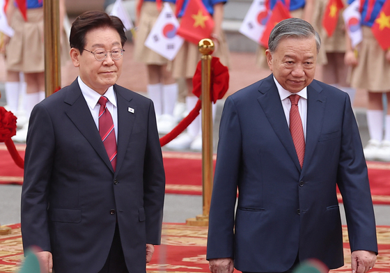 공식환영식 의장대 사열하는 이재명 대통령과 또 럼 베트남 당 서기장