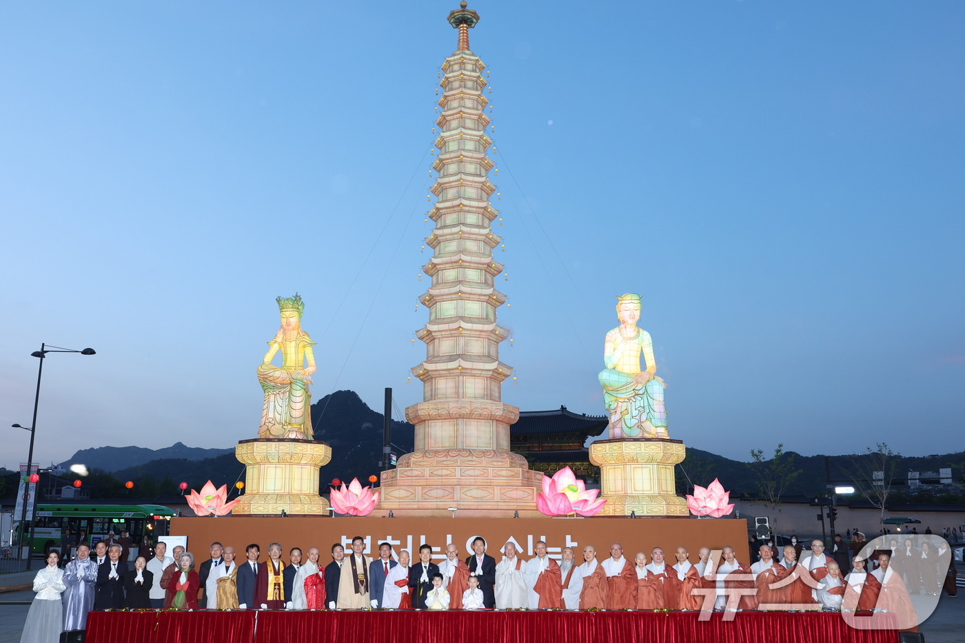 (서울=뉴스1) 안은나 기자 = 조계종 총무원장 진우스님, 오세훈 서울시장, 정동영 통일부 장관을 비롯한 참석자들이 22일 오후 서울 종로구 광화문광장에서 열린 '평화와 화합의 보 …