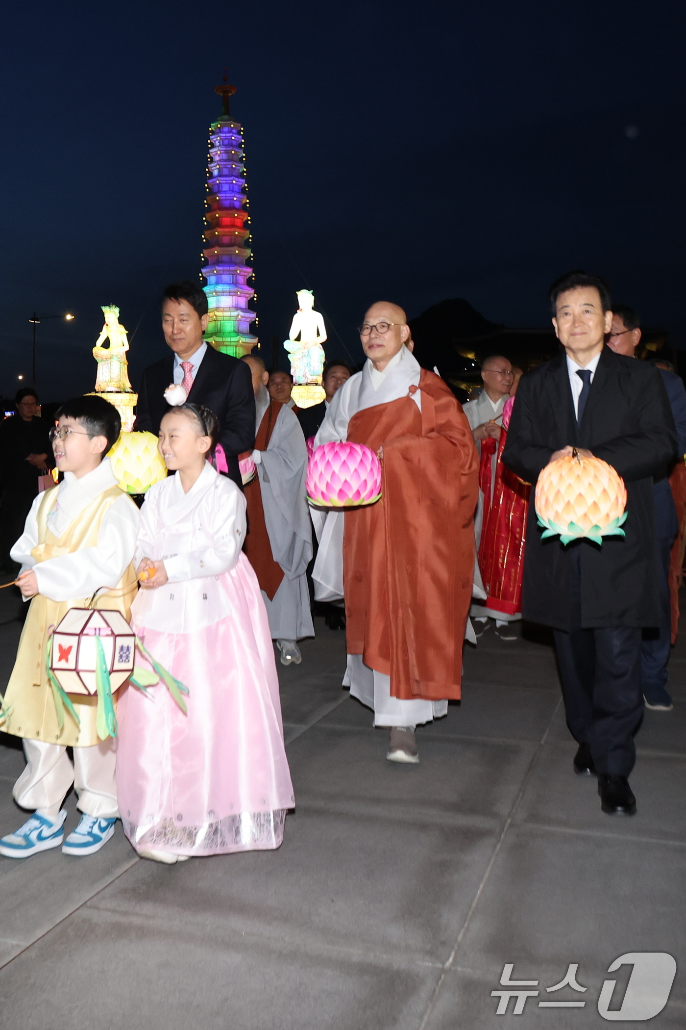 (서울=뉴스1) 안은나 기자 = 오세훈 서울시장(왼쪽부터), 조계종 총무원장 진우스님, 정동영 통일부 장관을 비롯한 참석자들이 22일 오후 서울 종로구 광화문광장에서 열린 '평화와 …