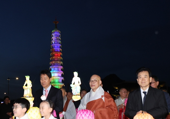 탑돌이 하는 오세훈 시장·진우스님·정동영 장관