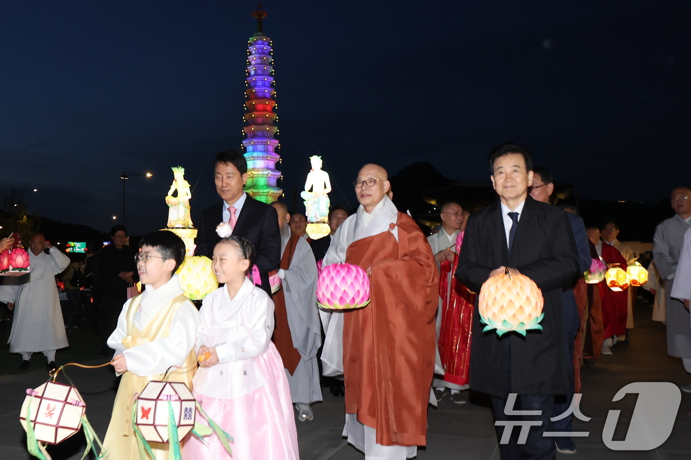 (서울=뉴스1) 안은나 기자 = 오세훈 서울시장(왼쪽부터), 조계종 총무원장 진우스님,  정동영 통일부 장관을 비롯한 참석자들이 22일 오후 서울 종로구 광화문광장에서 열린 '평화 …