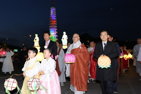 '평화와 화합의 보현사 탑등' 봉축점등식 탑돌이