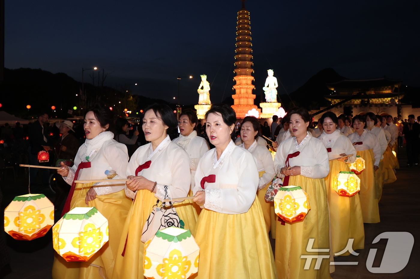 (서울=뉴스1) 안은나 기자 = 22일 오후 서울 종로구 광화문광장에서 열린 '평화와 화합의 보현사 탑등' 봉축점등식에서 참가자들이 탑돌이를 하고 있다. 2026.4.22/뉴스1