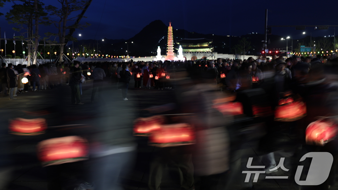 (서울=뉴스1) 안은나 기자 = 22일 오후 서울 종로구 광화문광장에서 열린 '평화와 화합의 보현사 탑등' 봉축점등식에서 참가자들이 탑돌이를 하고 있다. 2026.4.22/뉴스1 …