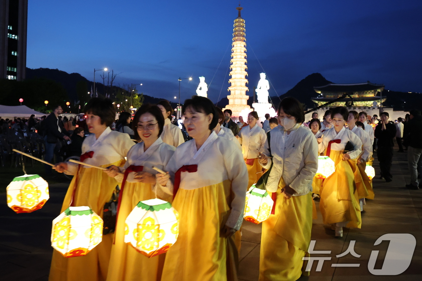(서울=뉴스1) 안은나 기자 = 22일 오후 서울 종로구 광화문광장에서 열린 '평화와 화합의 보현사 탑등' 봉축점등식에서 불자들이 탑돌이를 하고 있다. 2026.4.22/뉴스1