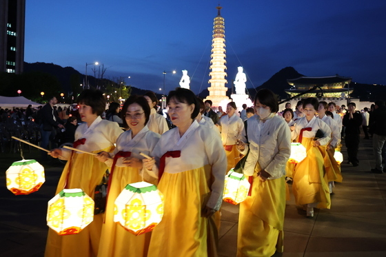 탑돌이 나선 불자들