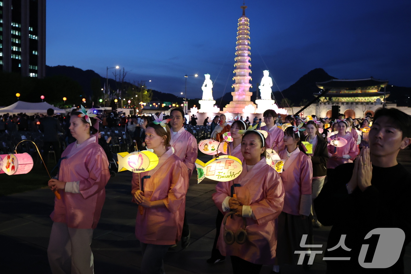 (서울=뉴스1) 안은나 기자 = 22일 오후 서울 종로구 광화문광장에서 열린 '평화와 화합의 보현사 탑등' 봉축점등식에서 불자들이 탑돌이를 하고 있다. 2026.4.22/뉴스1
