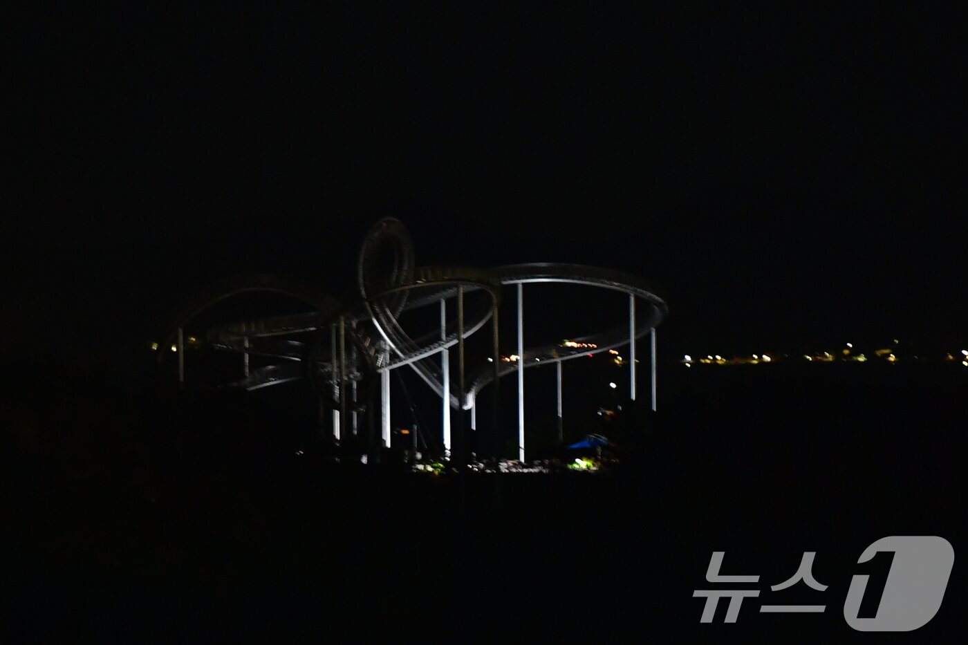 본문 이미지 - 22일 경북 포항시 북구 환여동 스페이스워크가 지구의 날을 맞아 경관 조명을 10분 간 소등했다. 2026.4.22 ⓒ 뉴스1 최창호 기자