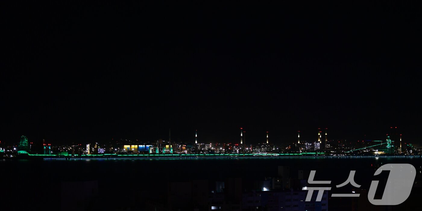 본문 이미지 - 22일 포스코 포항제철소가 지구의 날을 맞아 오후 8시부터 10분간 경관 조명을 모두 소등하는 캠페인에 참여한 후 푸른 지구를 상징하는 초록색 조명으로 밝히고 있다. 2026.4.22 ⓒ 뉴스1 최창호 기자