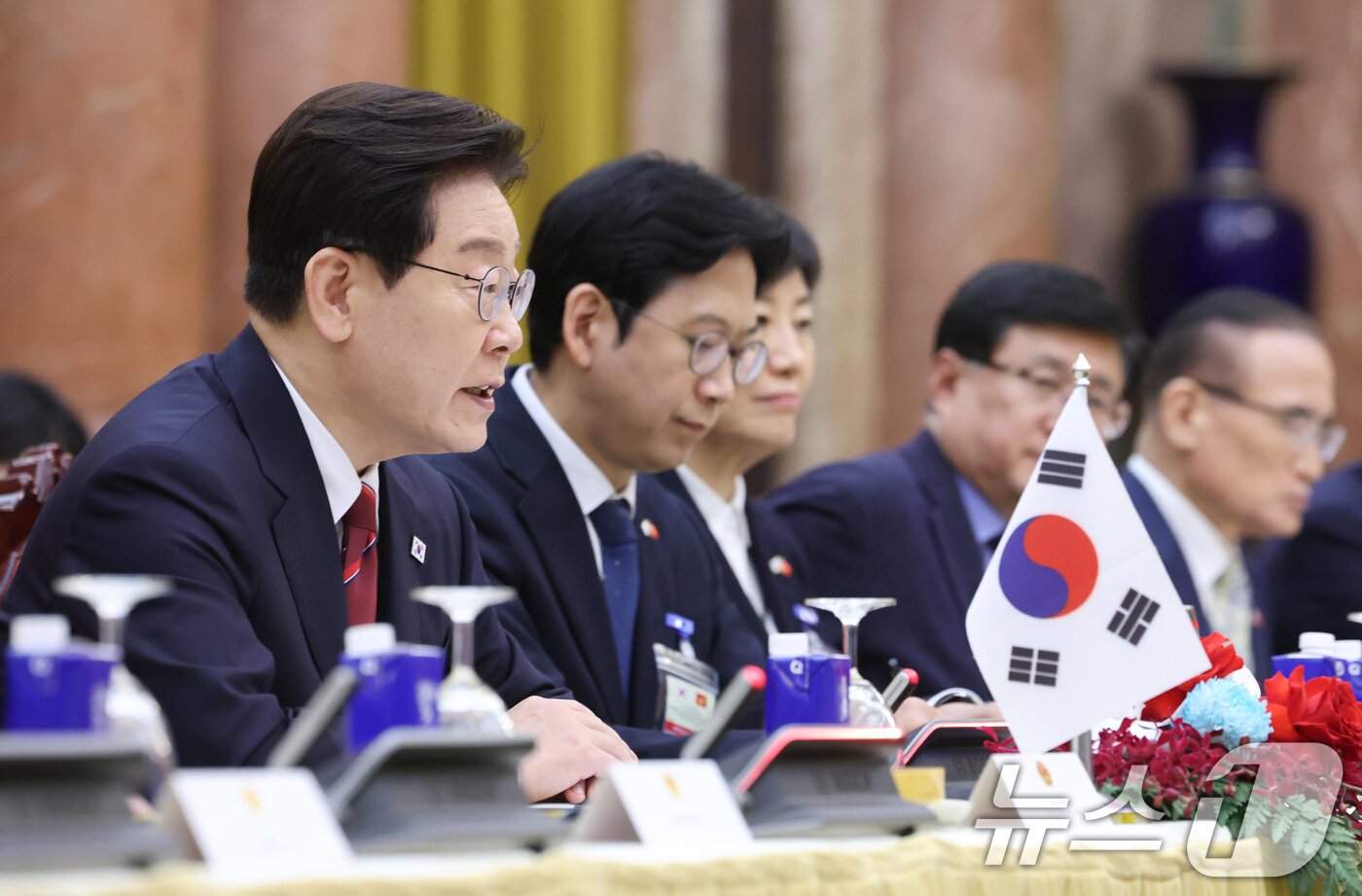 본문 이미지 - 이재명 대통령이 22일(현지시간) 하노이 주석궁에서 열린 한-베트남 정상회담에서 발언하고 있다. 2026.4.22 ⓒ 뉴스1 이재명 기자