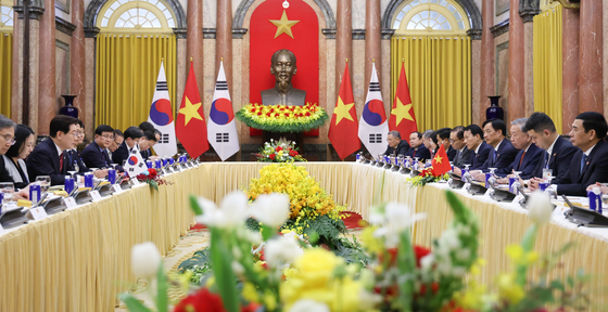 李대통령 "특별한 관계" 또 럼 "신뢰할 파트너"…111분 정상회담