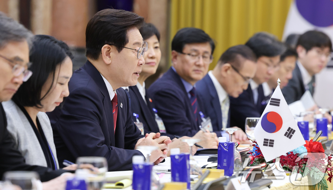 (하노이(베트남)=뉴스1) 이재명 기자 = 이재명 대통령이 22일(현지시간) 하노이 주석궁에서 열린 한-베트남 정상회담에서 발언하고 있다. 2026.4.22/뉴스1